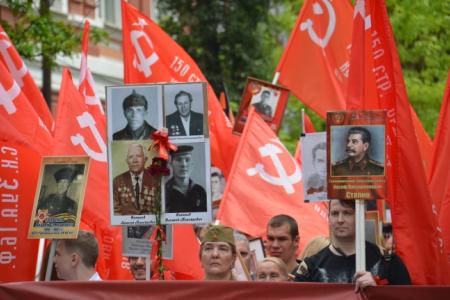 Ростовские коммунисты и комсомольцы приняли участие в акции "Бессмертный полк"