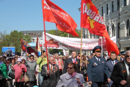 Коммунисты Пскова стали участниками парада в честь Дня Победы советского народа 