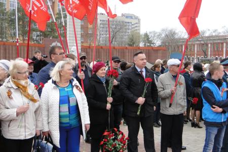 Амурская область. Коммунисты и комсомольцы Благовещенска и Благовещенского района возложили цветы к памятнику воинам-амурцам