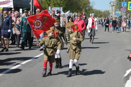 Коммунисты Пскова стали участниками парада в честь Дня Победы советского народа 