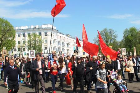 Ярославские коммунисты прошли под флагами Победы и СССР