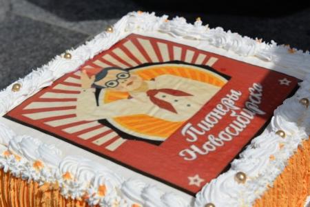 «Пионер — значит первый!». Более 500 новосибирским школьникам повязали красные галстуки