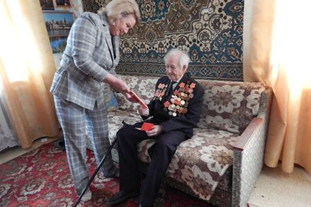 Новгородская область. Нина Останина поздравила с наступающим Днем Победы жителей Валдая