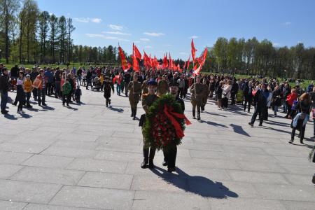Санкт-Петербург. Возложение цветов на Пискарёвском мемориальном кладбище
