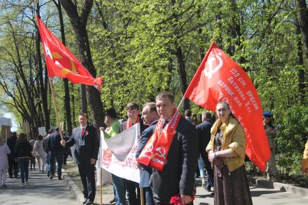 Коммунисты Пскова стали участниками парада в честь Дня Победы советского народа 