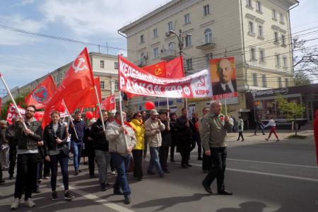 В Воронеже на первомайской демонстрации  коммунисты потребовали пенсионерам достойной жизни, а молодежи – достойного будущего