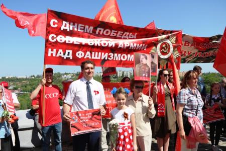 Саратовский флешмоб «Цвет Победы красный!»