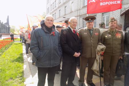 В Воронеже на первомайской демонстрации  коммунисты потребовали пенсионерам достойной жизни, а молодежи – достойного будущего