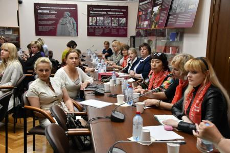 «Опыт работы фракций КПРФ в регионах по защите детей и семей с детьми»-так звучала тема «Круглого стола»,прошедшего в Госдуме 24 мая