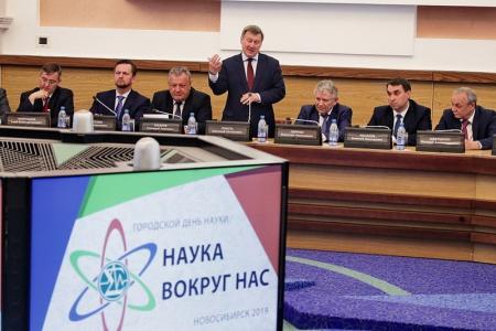 Мэр-коммунист Анатолий Локоть вручил молодым новосибирским ученым гранты на три миллиона рублей