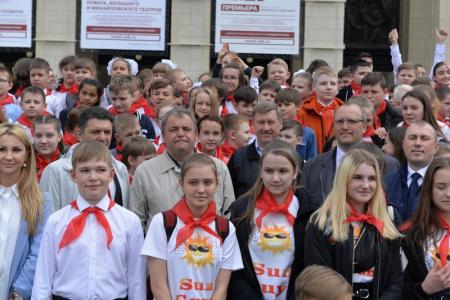 «Пионер — значит первый!». Более 500 новосибирским школьникам повязали красные галстуки