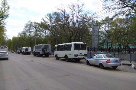 Запретив красный Первомай в Туле, местные власти устроили песни и пляски на братской могиле коммунаров