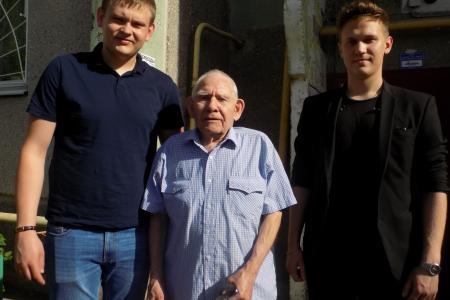 Сергей Гаврилов вместе с комсомольцами поздравил воронежцев с Днем Великой Победы