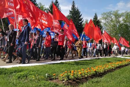 Рязанские коммунисты отметили День Победы праздничным шествием