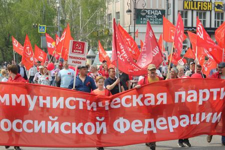 В День Победы коммунисты под барабанную дробь прошли в едином строю по главной улице Тюмени