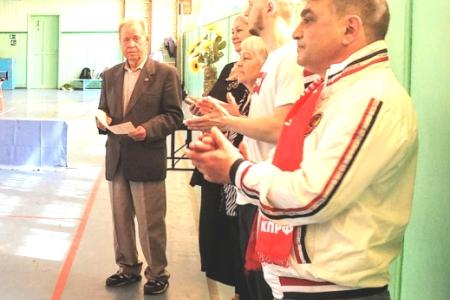 Коммунисты Кургана поздравили победителей теннисного турнира
