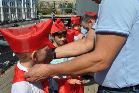 Пионерская линейка на крейсере революции: Делу Ленина верны!