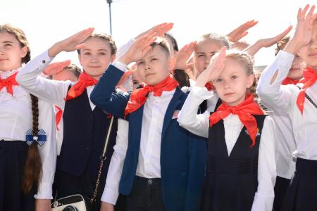 В Орле прошла торжественная линейка, посвященная 97-й годовщине пионерской организации