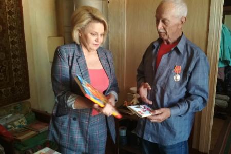 Новгородская область. Нина Останина поздравила ветеранов Хвойнинского района с наступающим Днём Победы