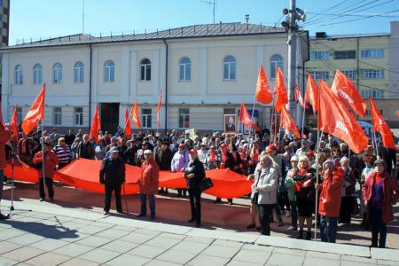 Под Красным знаменем борьбы. Первомайская демонстрация в городе Иваново