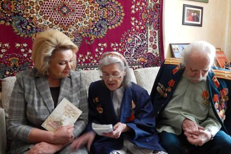 Новгородская область. Нина Останина поздравила с наступающим Днем Победы жителей Валдая