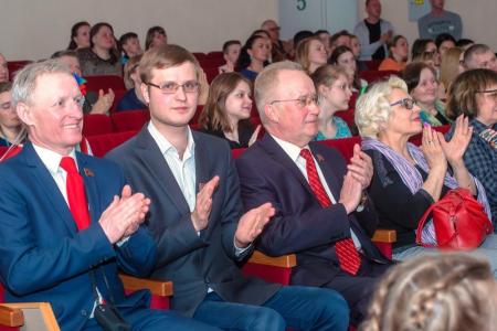 «Земля талантов» в Омске: советская классика на сцене Кировского Дворца культуры