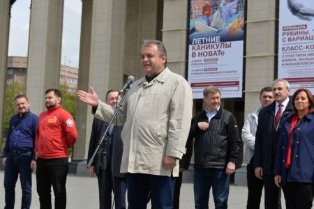 «Пионер — значит первый!». Более 500 новосибирским школьникам повязали красные галстуки