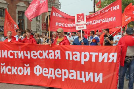 В День Победы коммунисты под барабанную дробь прошли в едином строю по главной улице Тюмени