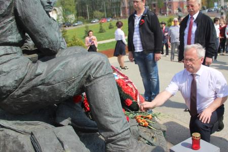 Ярославские коммунисты возложили цветы к памятнику павших в годы войны финансистов