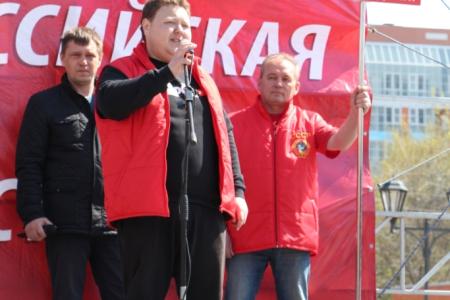Самарские коммунисты и комсомольцы вышли на торжественную демонстрацию