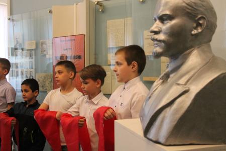 В Пскове прошла торжественная линейка и прием в пионеры