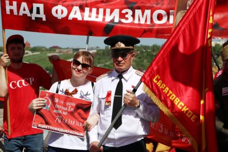 Саратовский флешмоб «Цвет Победы красный!»
