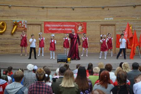 «С огнём пионерским в груди». В Севастополе отметили День пионерии праздничным концертом