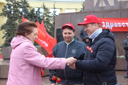 В Волгограде свидетелями митинга КПРФ стали многотысячные колонны демонстрантов
