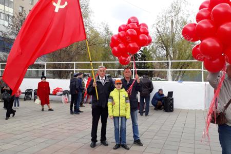 В Оренбуржье прошла первомайская демонстрация под флагами КПРФ