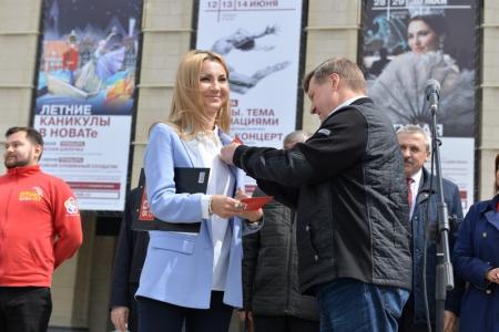 «Пионер — значит первый!». Более 500 новосибирским школьникам повязали красные галстуки