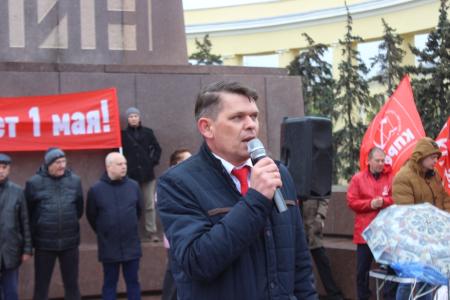 В Волгограде свидетелями митинга КПРФ стали многотысячные колонны демонстрантов