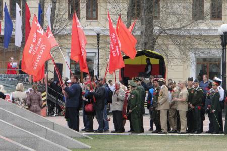 Амурская область. Коммунисты и комсомольцы Благовещенска и Благовещенского района возложили цветы к памятнику воинам-амурцам