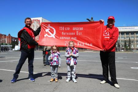 Саратовцы поддержали интернет-акцию КПРФ «Цвет Победы – красный!»