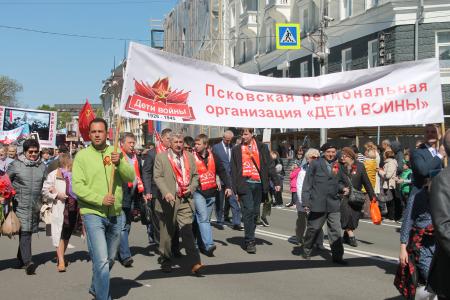 Коммунисты Пскова стали участниками парада в честь Дня Победы советского народа 