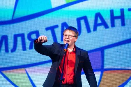 «Земля талантов» в Омске: советская классика на сцене Кировского Дворца культуры