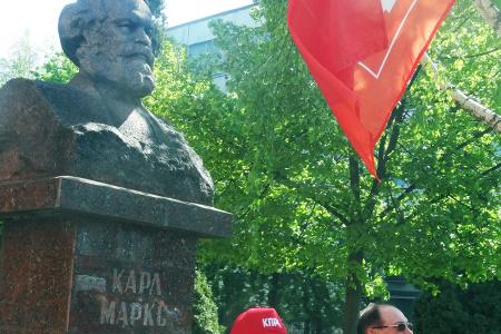 Н.Н. Иванов принял участие в возложении цветов к памятнику К. Марксу в Курске в честь Дня рождения основоположника научного коммунизма