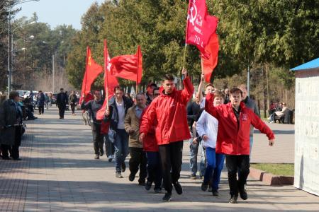 Южноуральский комсомол провёл красную пробежку под лозунгом «Цвет Победы – Красный!»
