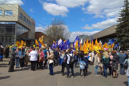 Запретив красный Первомай в Туле, местные власти устроили песни и пляски на братской могиле коммунаров