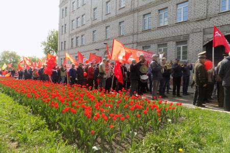 В Воронеже на первомайской демонстрации  коммунисты потребовали пенсионерам достойной жизни, а молодежи – достойного будущего