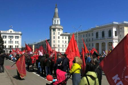 1 мая знамена КПРФ украсили улицы Чебоксар