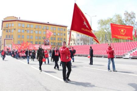 Самарские коммунисты и комсомольцы вышли на торжественную демонстрацию