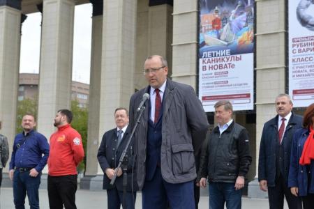 «Пионер — значит первый!». Более 500 новосибирским школьникам повязали красные галстуки