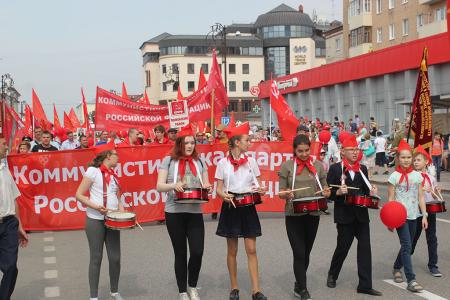 В День Победы коммунисты под барабанную дробь прошли в едином строю по главной улице Тюмени