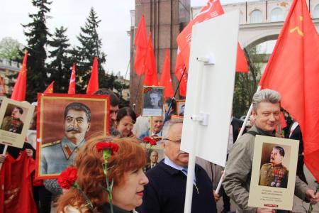 Ярославские коммунисты прошли под флагами Победы и СССР